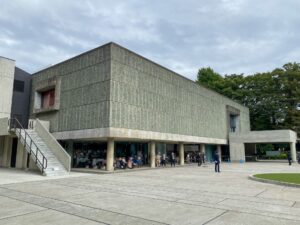 国立西洋美術館のモダンな外観