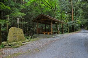 奈良・春日山遊歩道・原始林 大原橋休憩舎