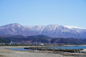 春の白神山地の風景