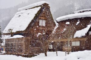 雪降る合掌造りの古民家