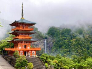 熊野古道・那智の滝と青岸渡寺の三重塔