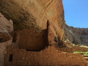 メサ・ヴェルデ国立公園のクリフ・パレス。崖に築かれた古代プエブロ人の住居。