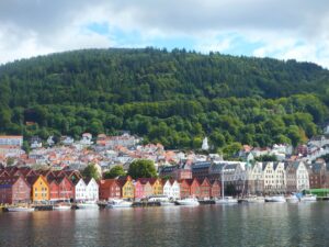 ノルウェー・ベルゲンのブリッゲンを背景にした港と緑豊かな丘の風景