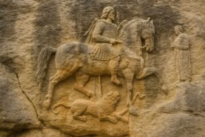 岩壁に彫られたマダラの騎馬像の詳細なレリーフ、騎士と馬、倒れたライオンの構図