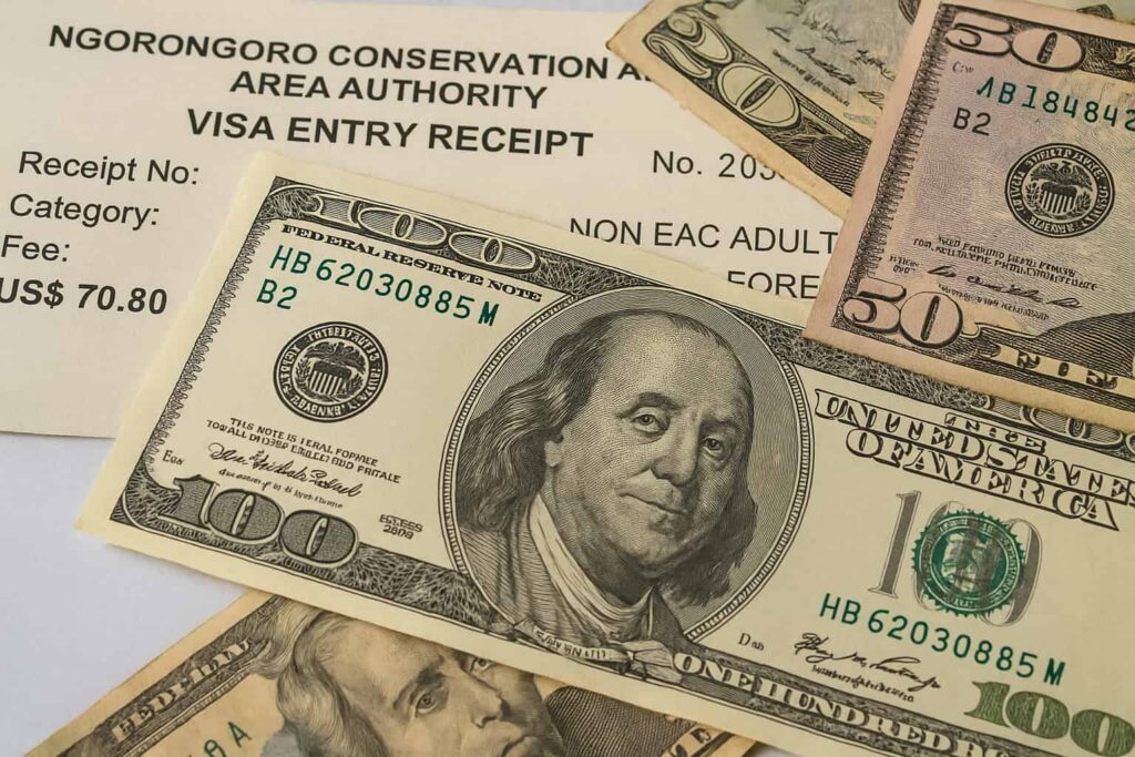 ンゴロンゴロ保全地域の入場料をイメージさせる米ドル紙幣と領収書の写真