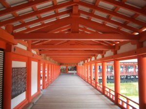 厳島神社の朱色の回廊、美しい柱と梁が並ぶ神聖な通路