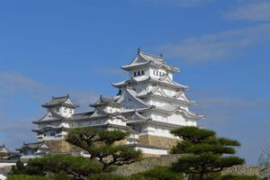 白く輝く姫路城の天守閣と青空が広がる美しい風景