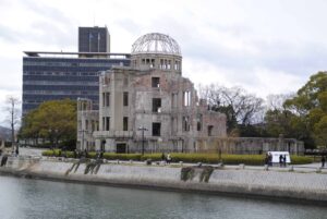 広島の原爆ドームと周囲の風景、平和への祈りを伝える世界遺産